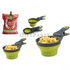 Pet feed measuring cup feed clip